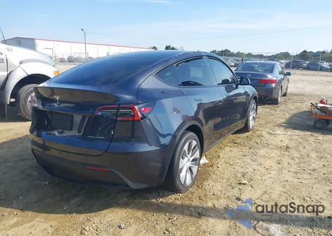 2024 Tesla Model Y Long Range Dual Motor All-Wheel Drive z USA, uszkodzony, nr VIN 7SAYGDEE8RA252314